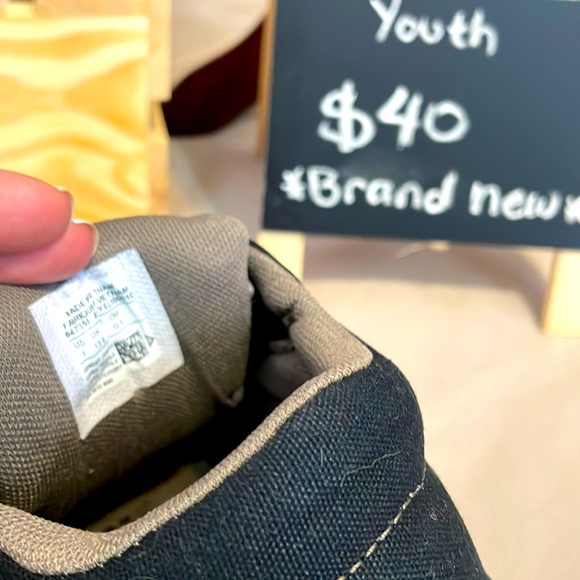 Brand new Chuck Taylor CONVERSE - Picture 2 of 3